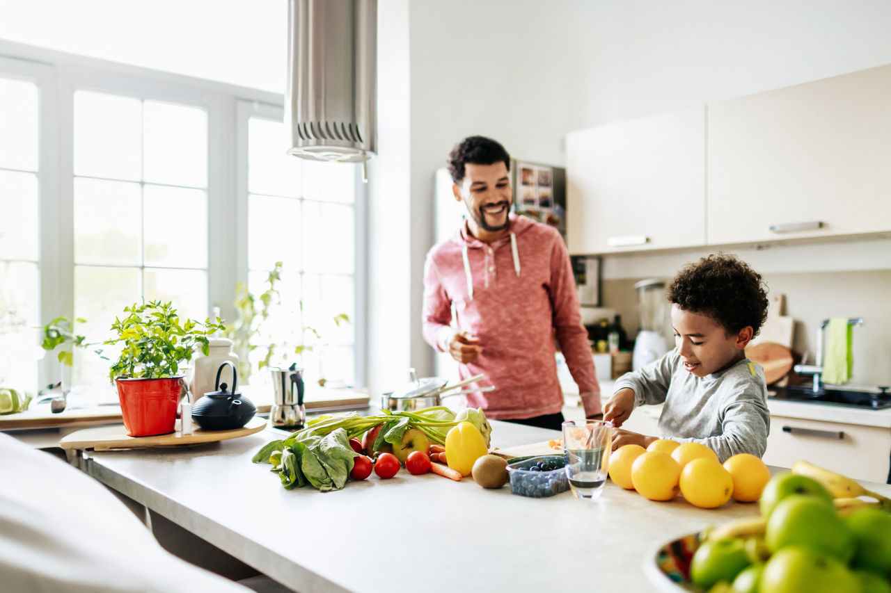 Papá e hijo cocinando juntos.
