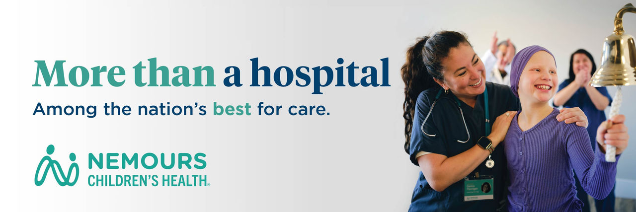 Más de un gráfico de cartel del hospital con personal del hospital y un paciente sonriente