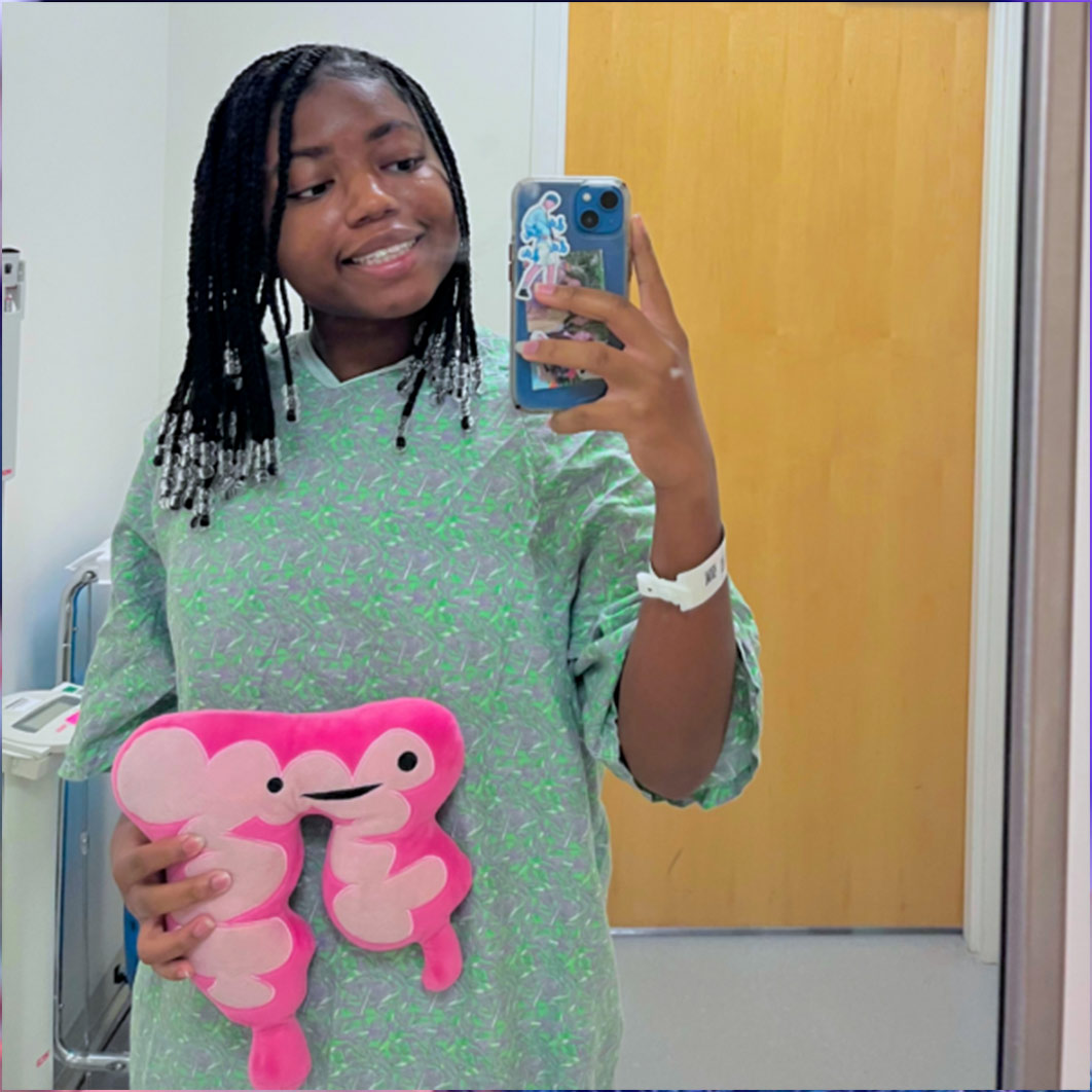 Historia del paciente, Kagan, tomándose un selfi en su bata de hospital