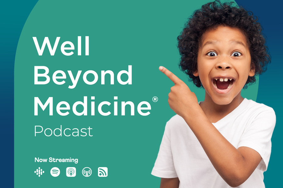un niño que señala un texto que dice pódcast well beyond medicine (más allá de la medicina)