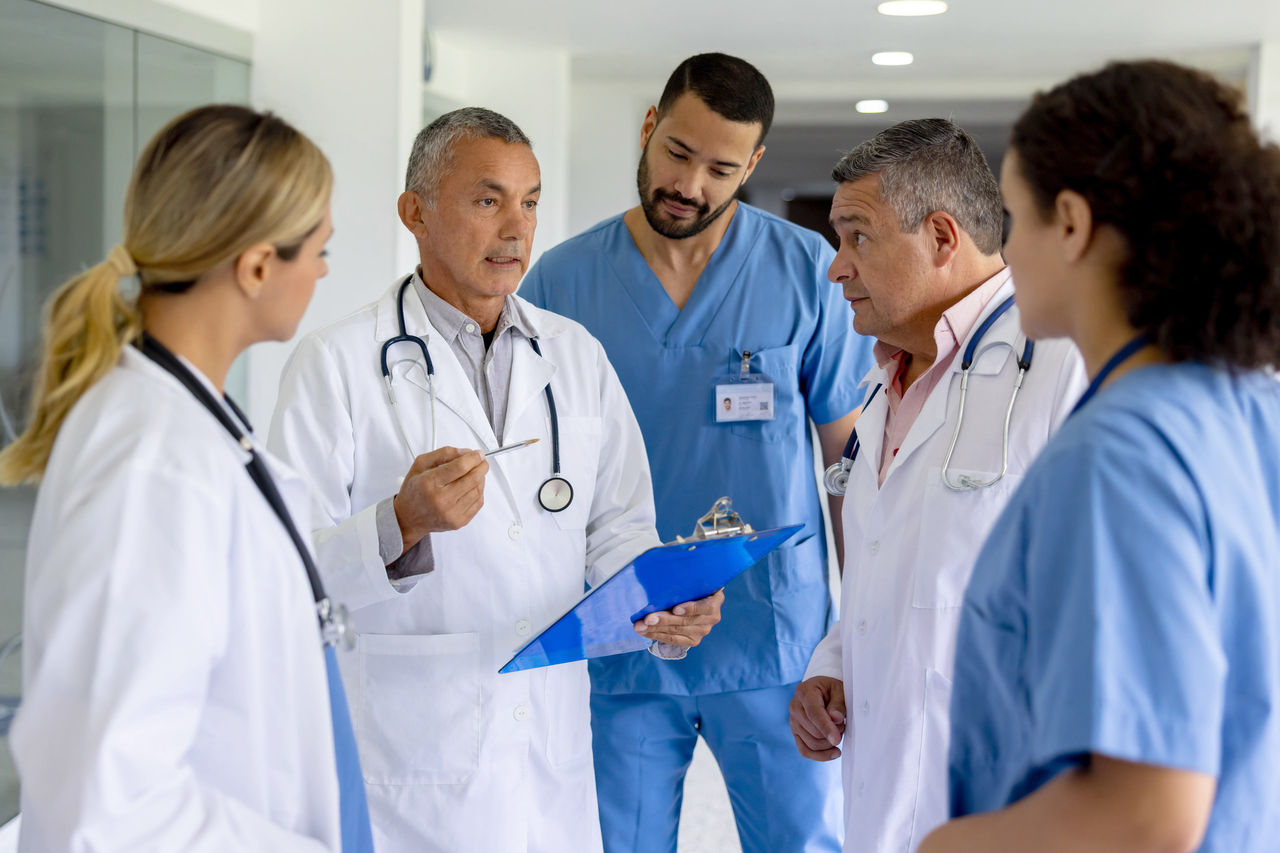Médicos y enfermeros que hablan en un pasillo