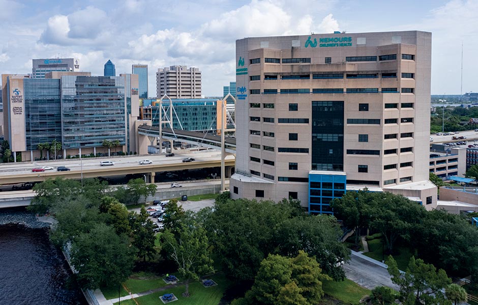 Esta es una vista diurna del edificio Nemours Children's en el centro de Jacksonville, Florida. 