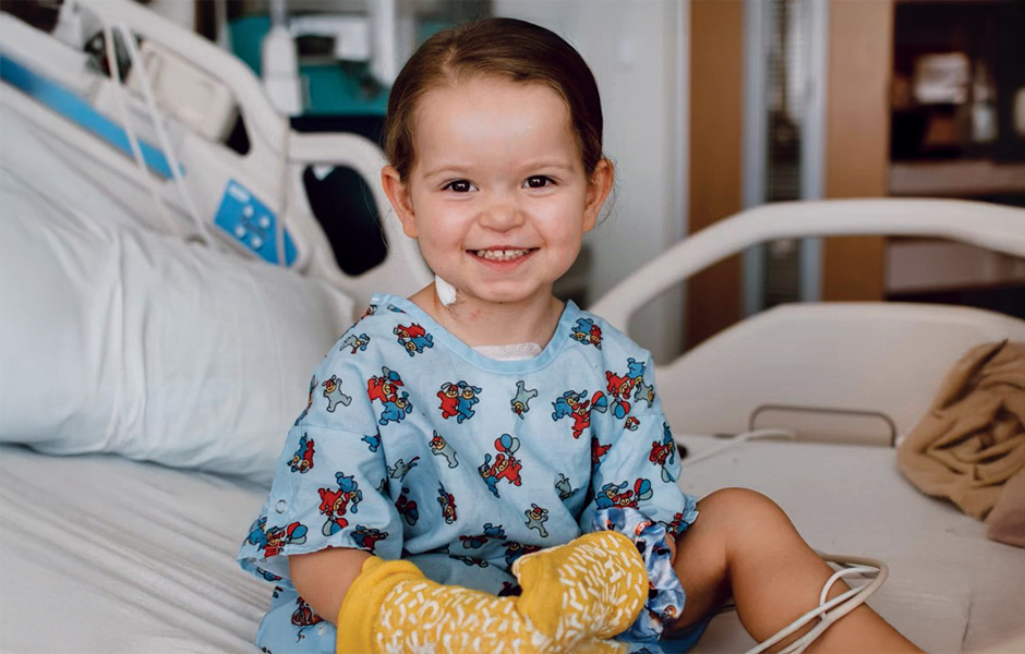 Un niño llamado Brooklyn en una bata de hospital sentado en la cama