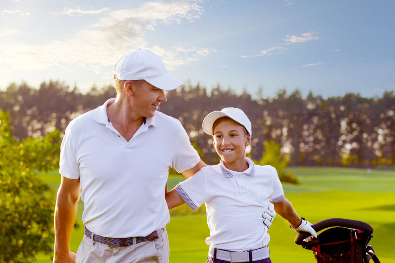 Padre e hijo jugando al golf