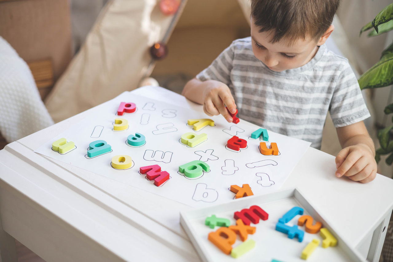 Un niño pequeño que juega con letras.