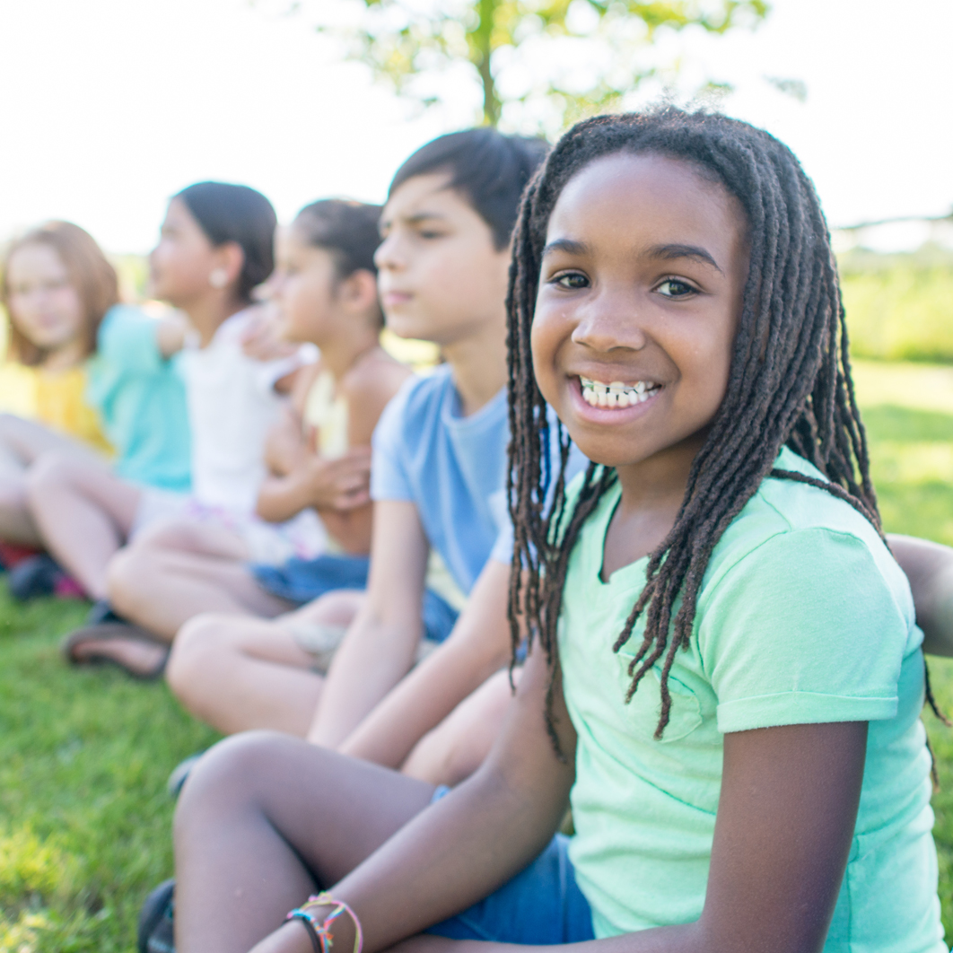 Un grupo de niños al aire libre