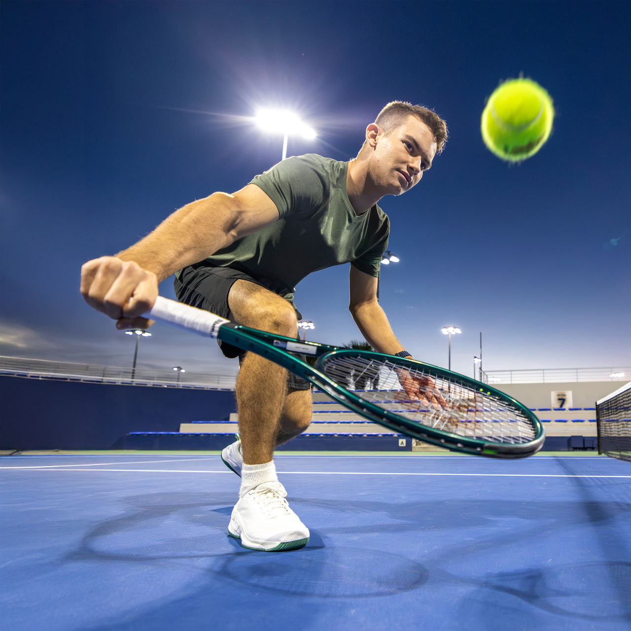 Atleta joven jugando al tenis.