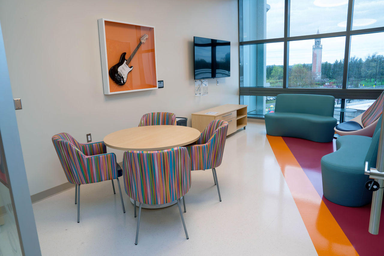 Lugar de reunión para adolescentes en el Instituto para el cáncer y trastornos sanguíneos de la Fundación Lisa Dean Moseley